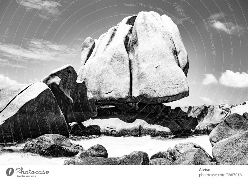 Granitmonolith schwimmt im Ozean wie ein riesiger Eisberg Seychellen tropisch angefressen reisen Natur Landschaft Hintergrund Felsen Erosion Sand Stein