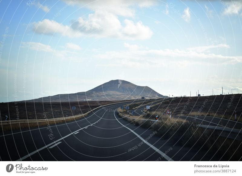 Straße nach Nirgendwo Horizont Wege & Pfade erstarrt erkaltet Lavafeld Wellen grau Ende der Welt Einsamkeit leer ausblick weit friedlich ruhig Fernweh Geologie