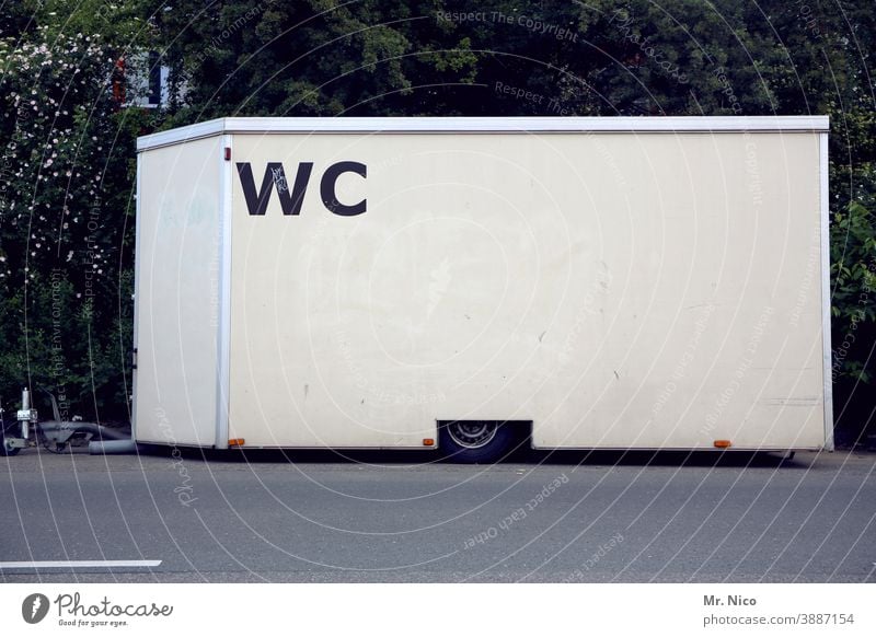 WC Anhänger Toilettenwagen Bauwagen Feste & Feiern Veranstaltung Schriftzeichen Schriftzug Mobilität Wege & Pfade abgestellt Schilder & Markierungen Rad Straße