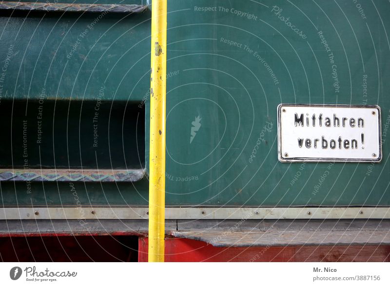 Mitfahren verboten mitfahren Mitfahrgelegenheit Verbote Schilder & Markierungen Hinweisschild Warnschild Verbotsschild Schriftzeichen Warnhinweis Warnung