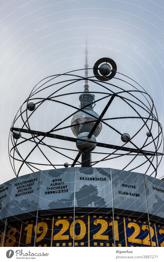 Krasnojarsk 20:30 Uhr Alexanderplatz Weltzeituhr Berlin Wahrzeichen Hauptstadt Treffpunkt Sehenswürdigkeit Ziffern & Zahlen Außenaufnahme Berliner Fernsehturm