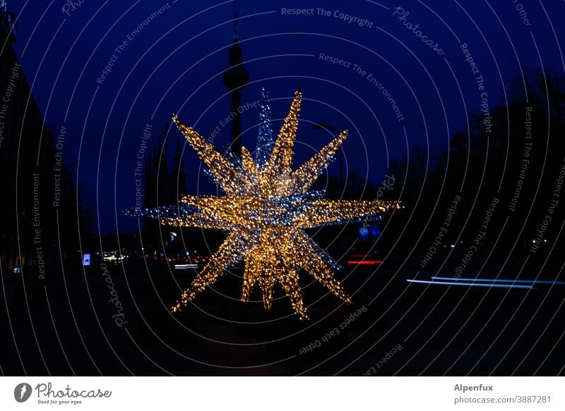 Großer Stern Berlin Weihnachtsdekoration Weihnachtsbeleuchtung Weihnachten & Advent Berliner Fernsehturm Berlin-Mitte Wahrzeichen Lichterkette Weihnachtsstern