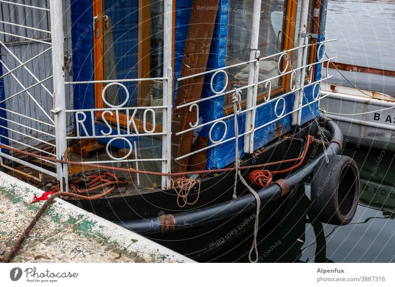 MS Risiko Boot Risikogruppe Risikogebiet Corona-Virus Infektionsgefahr Wasser Wasserfahrzeug Schiff Geländer Gefahr Ansteckend ansteckungsgefahr