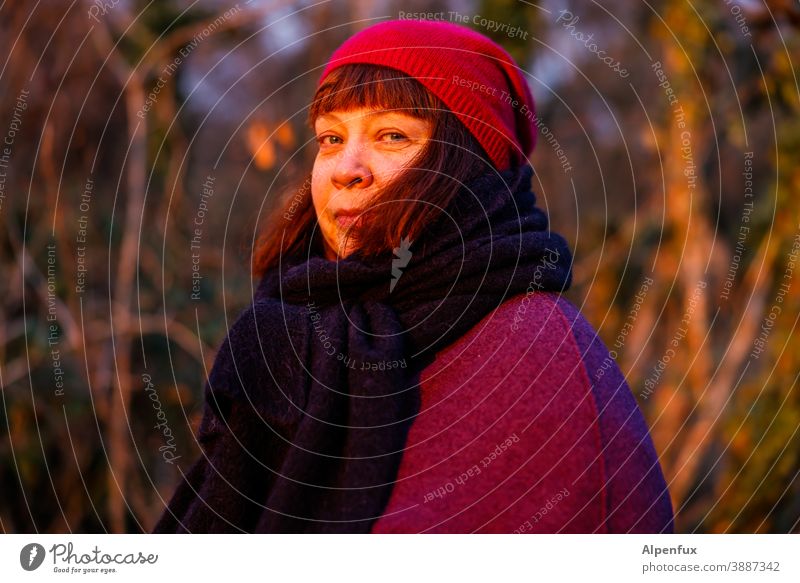 Beseelt Frau feminin Gesicht Erwachsene Haare & Frisuren glücklich Mensch Porträt Farbfoto Außenaufnahme Tag Schwache Tiefenschärfe Blick in die Kamera Glück