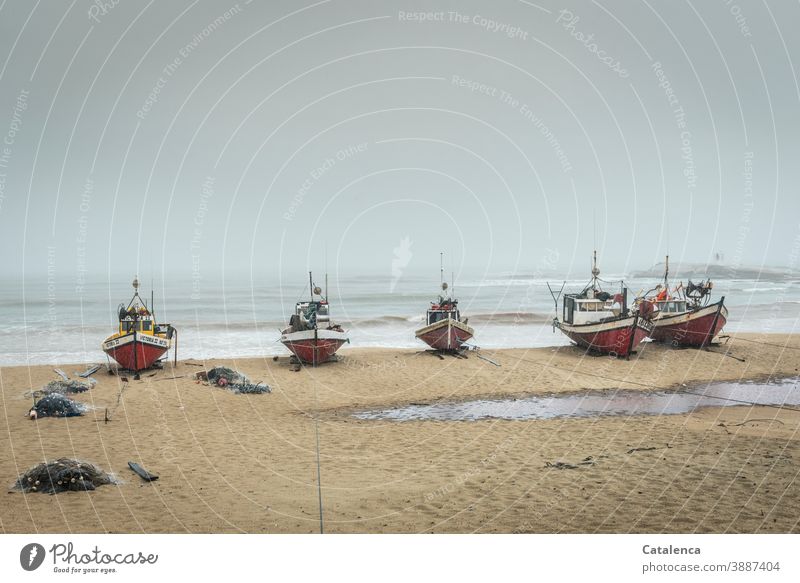 Die Fischerboote des Dorfes am Strand an einem regnerischen Tag Sand Wetter Regen Fischnetze Meer Himmel Horizont schlechtes Wetter naß warten Küste Natur