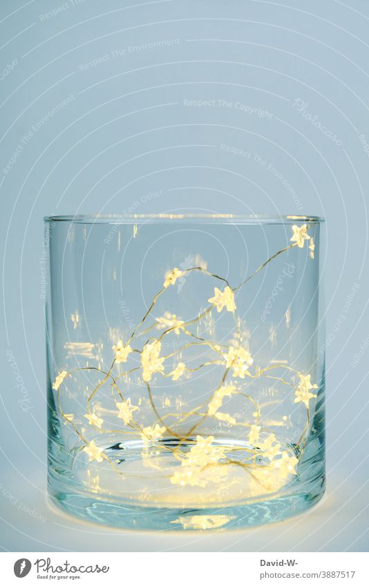 Weihnachtsdekoration - Ein Glas geüllt mit leuchtenden Sternen Lichterkette weihnachtlich festlich schön Platzhalter Weihnachten & Advent Vorfreude