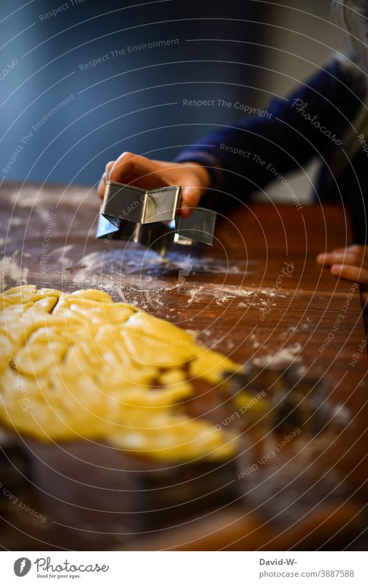 in der Weihnachtsbäckerei Kind Plätzchen ausstechen Weihnachten & Advent Ausstechform Hand Freude vorfreude Plätzchenteig weihnachtlich Stern