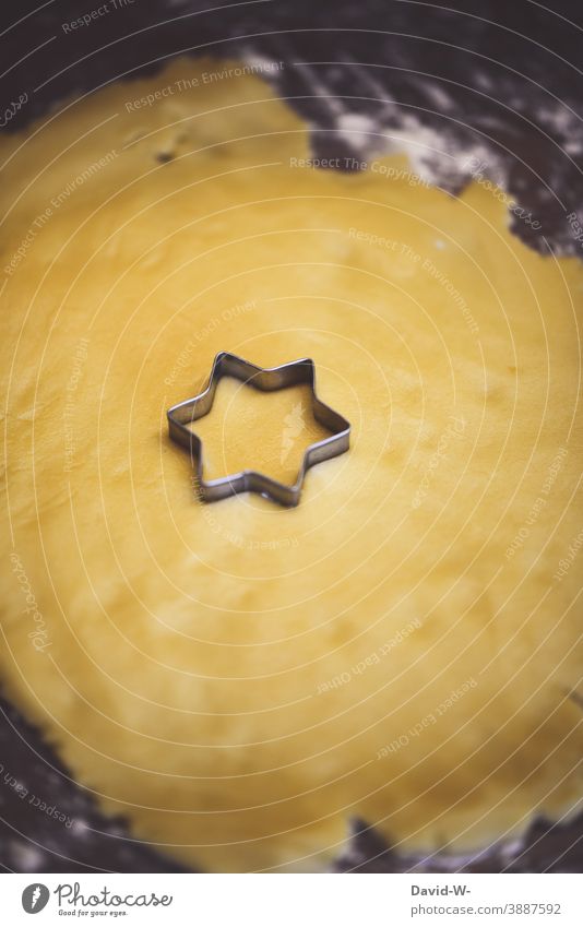 Blätzchen backen - Ausstechform als Stern in Plätzchenteig gedrückt Weihnachten & Advent ausstechen vorfreude weihnachtlich Vorbereitung besinnlich Tradition