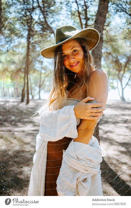 Sorglose Frau genießt die Natur im Wald sorgenfrei Freiheit genießen Wind Sonnenlicht sanft Hippie Hipster Hut Top friedlich Wälder Sommer Gelassenheit jung