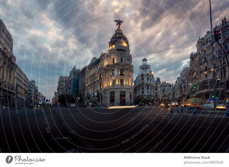 Antikes Gebäude in der Stadt am Abend Metropolenbau berühmt Wahrzeichen Großstadt Straße Architektur Ausflugsziel Dämmerung Landschaft Madrid Spanien urban