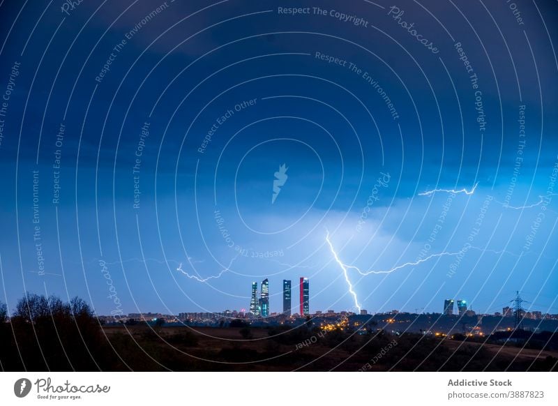 Blitze erleuchten die Stadt bei Nacht Sperrriegel blitzen Wolkenkratzer Skyline atemberaubend Turm Großstadt cuatro torres Geschäftsgebiet Madrid Spanien