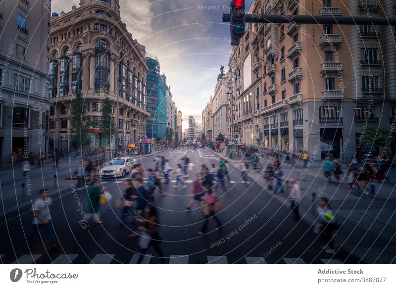 Menschenmenge beim Überqueren der Straße in der Stadt Zebrastreifen Menge durchkreuzen Großstadt Abend Fußgänger Spaziergang urban Madrid Spanien Revier Gebäude