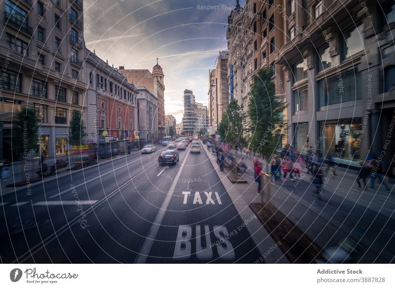 Straße in der Stadt am Abend Verkehr Großstadt Straßenbelag Menschen PKW Stadtbild Fahrbahn aktiv Geschwindigkeit Madrid Spanien Bürgersteig Gebäude Bewegung