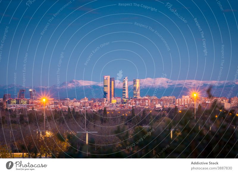 Erstaunlich Wolkenkratzer gegen Berge in der Stadt Skyline Megalopolis Metropole Sonnenuntergang Berge u. Gebirge Stadtbild Großstadt hoher Anstieg Megapolis