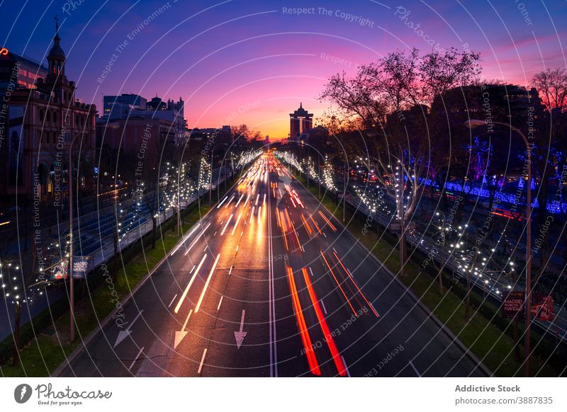 Stadtstraße mit aktivem Verkehr bei Nacht Licht Nachlauf Straße Großstadt Sonnenuntergang Linie glühen Scheinwerfer Geschwindigkeit Madrid Spanien Abend urban