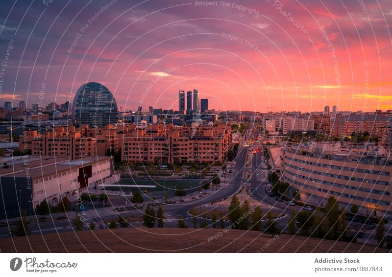 Stadtbild der modernen Stadt am Abend Sonnenuntergang Großstadt Landschaft erstaunlich lebhaft orange Farbe Himmel Madrid Spanien urban Wolkenkratzer Gebäude