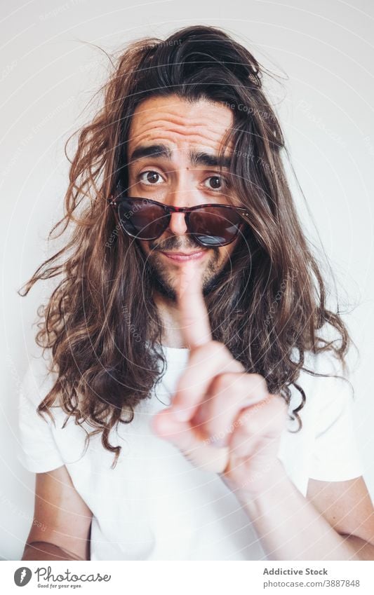 Hipster Mann mit lustigen überraschtes Gesicht Blick auf die Kamera Überraschung erstaunt lange Haare Vollbart Sonnenbrille Menschliches Gesicht expressiv