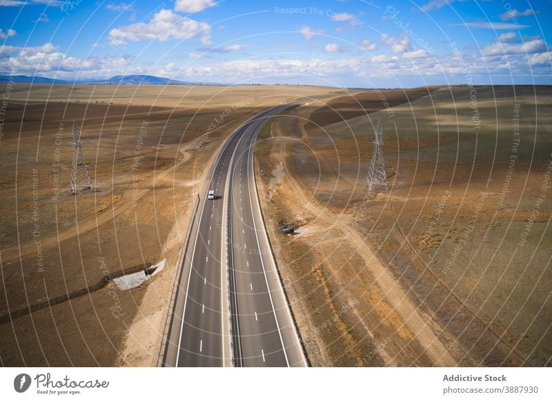 Auto fahren auf Straße unter Tal PKW Laufwerk wüst Natur Landschaft Gelände reisen Abenteuer Fahrbahn einsam Route Berge u. Gebirge Reise Autobahn Umwelt Kurve