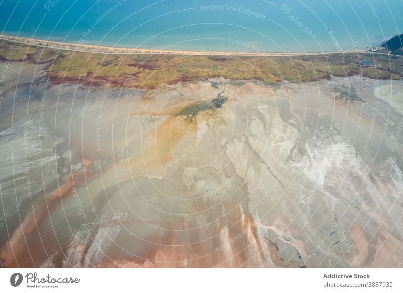 Meeresküste mit felsigen Mineralformationen MEER Küstenlinie Felsen Stein Formation Geologie Ufer Natur Meereslandschaft Landschaft reisen Tourismus Uferlinie