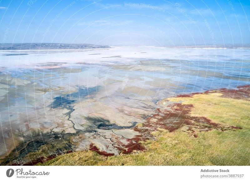 Meeresküste mit felsigen Mineralformationen MEER Küstenlinie Felsen Stein Formation Geologie Ufer Natur Meereslandschaft Landschaft reisen Tourismus Uferlinie