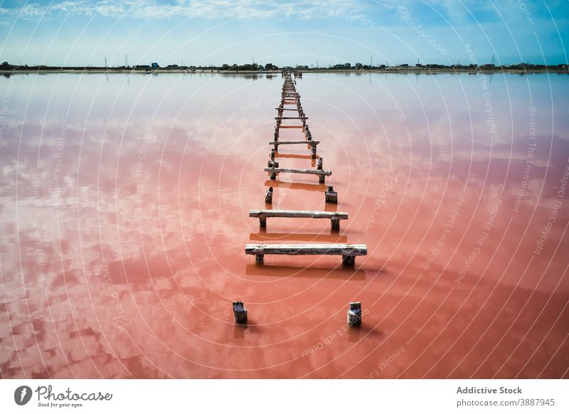 Hölzerne Promenade im rosa Wasser des Sees Weg Pier Laufsteg Natur Landschaft Brücke salzig Mineral reisen Tourismus malerisch Seeufer erstaunlich Hafengebiet