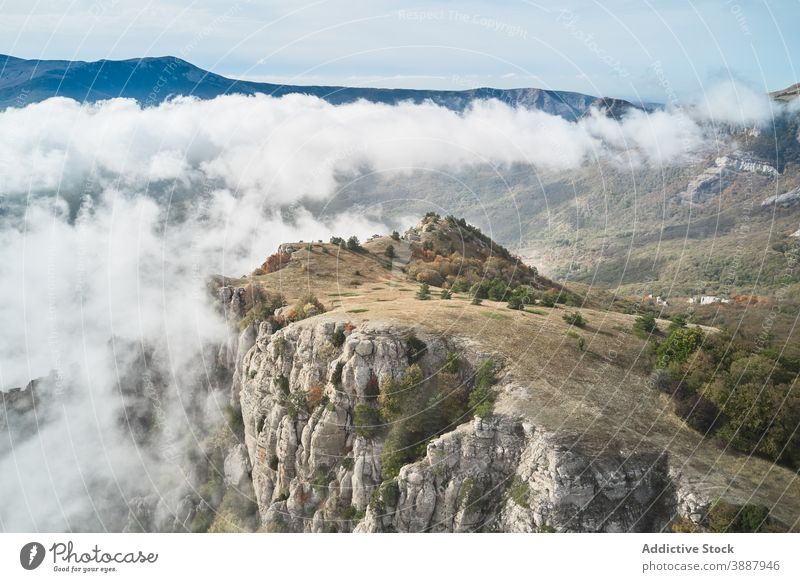 Bergkamm mit dichten weißen Wolken Berge u. Gebirge Cloud Felsen Ambitus Kamm Landschaft Natur Hügel malerisch Herbst felsig Hochland Umwelt reisen Tourismus