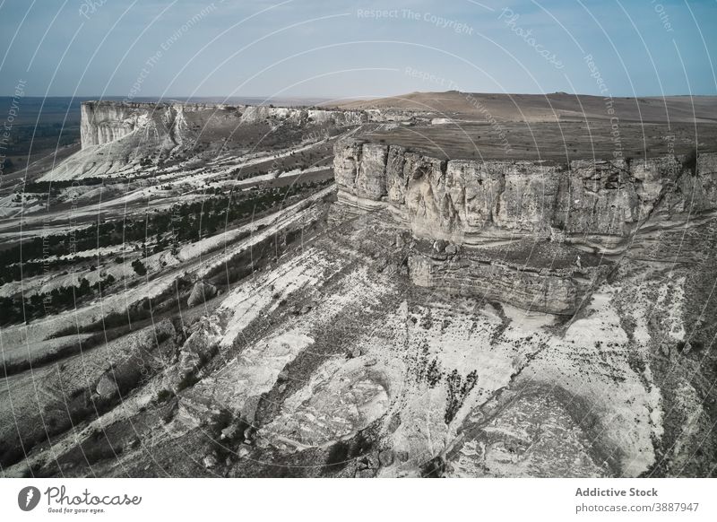 Geologische Felsformationen in gebirgigem Terrain Felsen Berge u. Gebirge Formation Geologie rau massiv Stein Natur Landschaft Berghang grau Tal Gelände Mineral