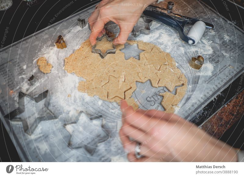 In der Weihnachtsbäckerei Puderzucker Mehl backen Backen zu Hause Detailaufnahme Keks süß Teigwaren Ernährung Backwaren Weihnachtsgebäck Weihnachten & Advent