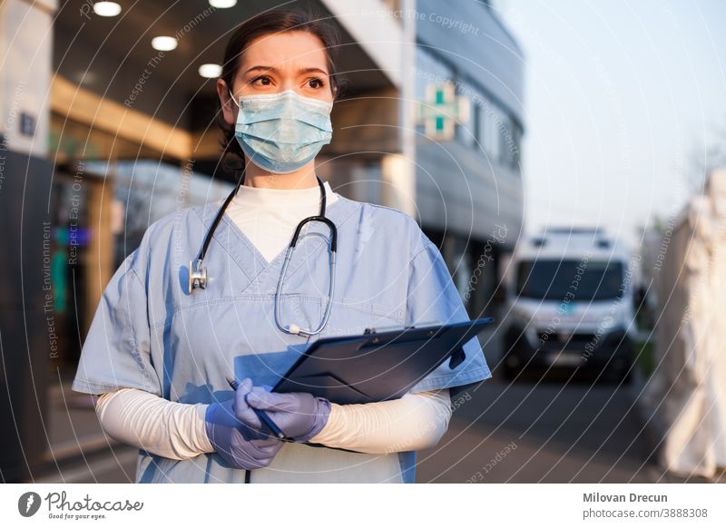 Junge Ärztin vor Rettungsdienst, Krankenwagen oder Krankenhaus Unterstützung Pflege Pfleger Kaukasier Klinik Zwischenablage betroffen Korona Coronavirus COVID