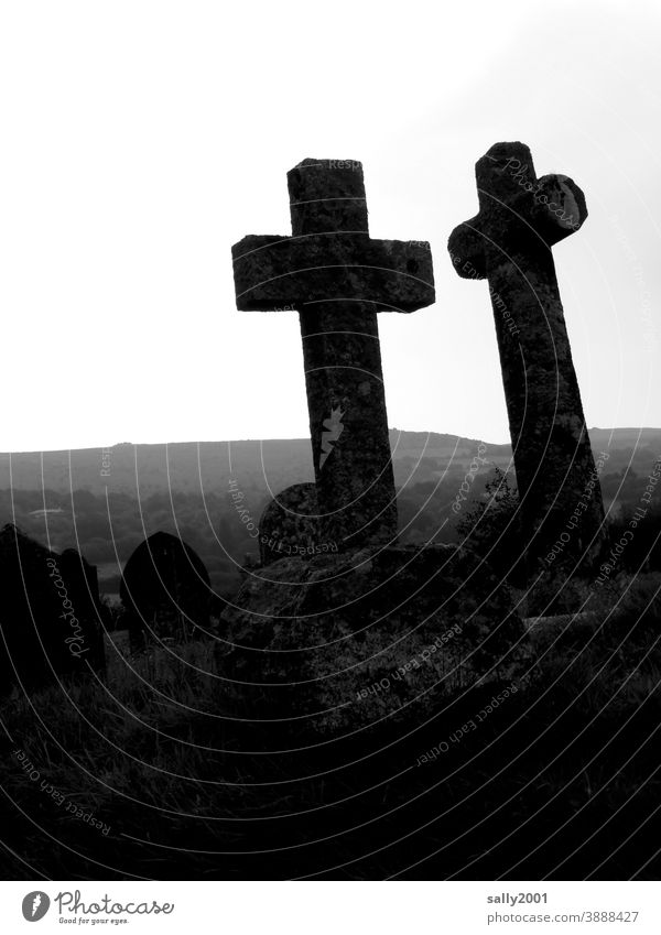 rest in peace... Friedhof Kreuz Grabstein alt Tod Trauer Vergänglichkeit Grabmal Traurigkeit Religion & Glaube Christliches Kreuz Stein Ewigkeit ruhig erinnern