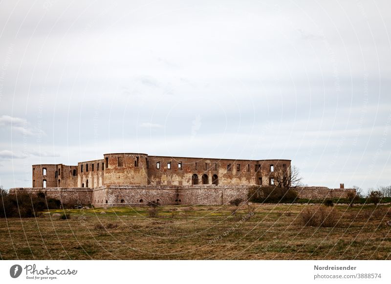 Schloss Borgholm auf der Ostseeinsel Öland in Schweden Textfreiraum oben Außenaufnahme Farbfoto Mittelalter kaputt Denkmal Wahrzeichen Ruine Architektur