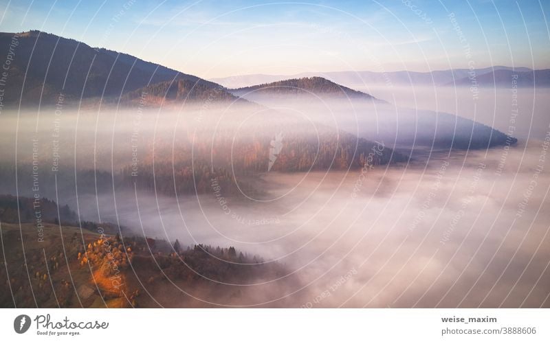 Wunderschönes Bergpanorama im Herbst. Morgens dicker Nebel bedeckt das Tal aus der Vogelperspektive. Fantastischer Sonnenaufgang im Herbst Berge u. Gebirge