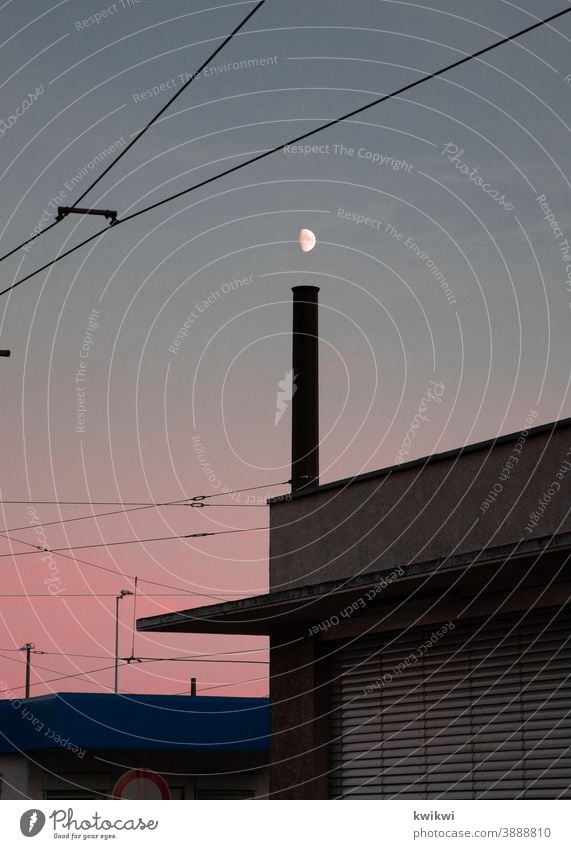 mond über schornstein Industrie rot sonnenuntergang Himmel Schornstein Fabrik Umweltverschmutzung Klimawandel Industrieanlage Außenaufnahme Farbfoto