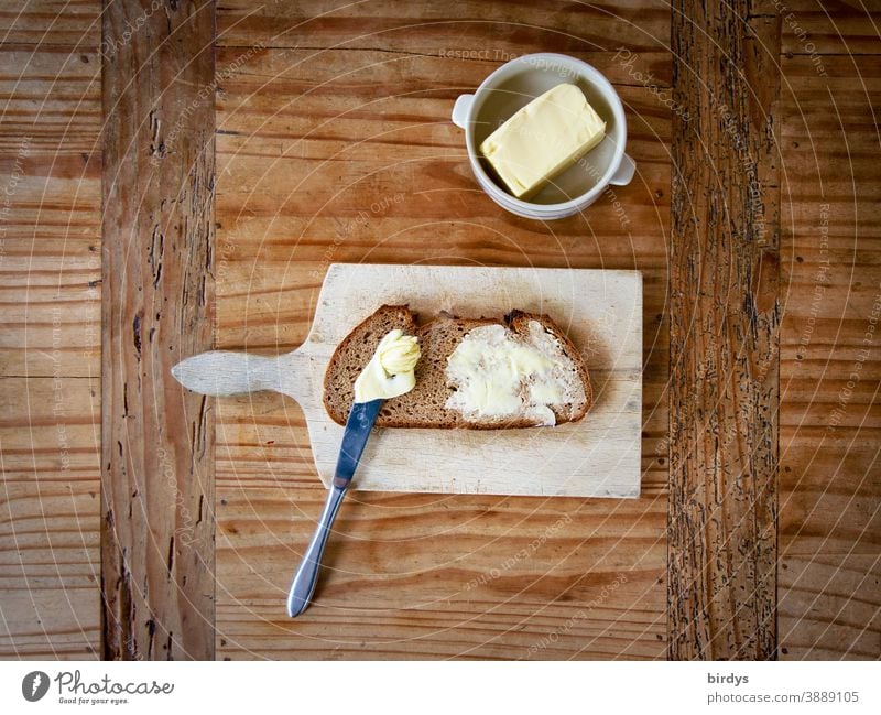 Butterbrot auf Vesperbrettchen auf Holztisch. Vogelperspektive Brot Brotzeit Messer Butterschüssel lecker Graubrot authentisch Essen Ernährung Brotscheibe