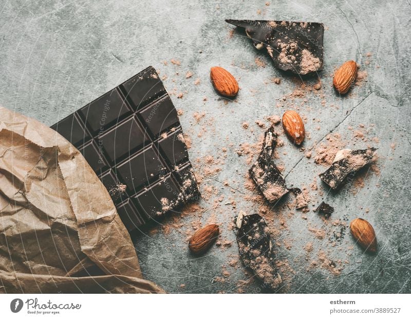 Zartbitterschokoladentafel und gebrochene Schokoladenstücke und Mandeln Schokoladentafel lecker Konditorei Kuvert Antioxidans Kakao Pulver Bonbon Kalorie Essen