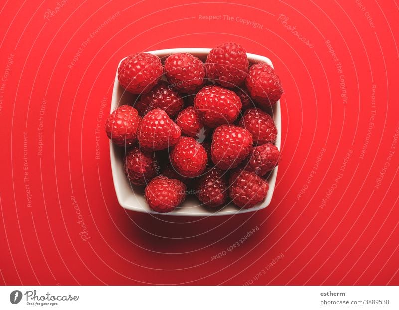 Nahaufnahme von Himbeeren in einer Schale Frucht Himbeere isoliert Makro Himbeeren isoliert gesunde Ernährung süße Himbeeren frische Beeren reife Himbeeren