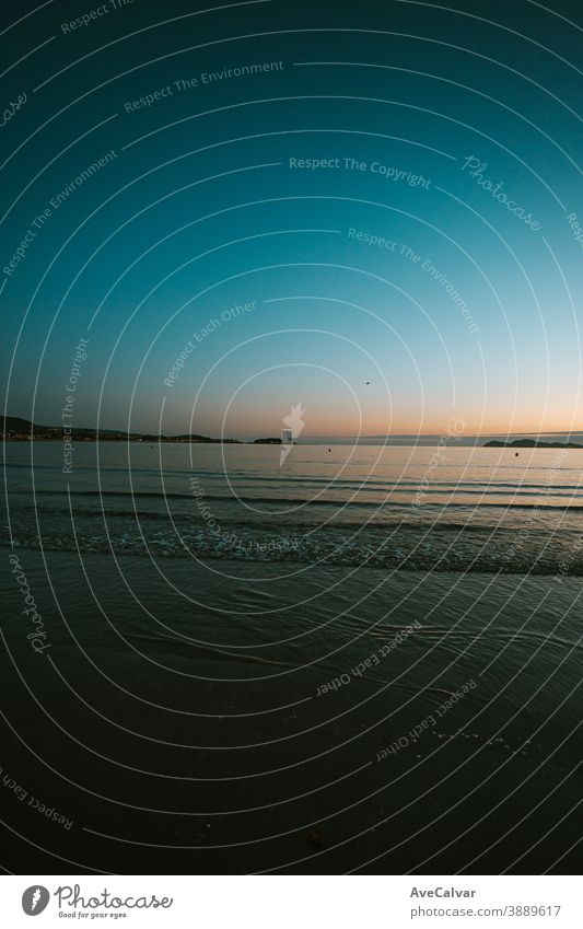 Silhouette eines Gebäudes in den Horizont vom Strand Meer Landschaft Wasser Natur Himmel reisen MEER tropisch Küste winken Absturz Ansicht Tube Brandung cool