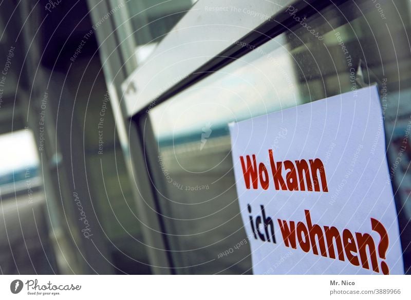 Wohnungsnot Gebäude Hinweisschild Wohnungssuche Wohnungssituation Wohnungsvermittlung Häusliches Leben Fenster Immobilienmarkt Frage Haus Fassade Stadt