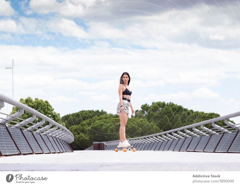 Aktive Frau fährt Longboard auf der Straße Schlittschuh aktiv passen üben jung trendy Sommer sportlich Aktivität Energie Stil Lifestyle Sommerzeit Hobby schlank