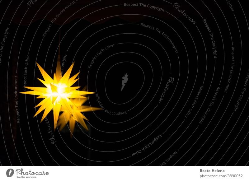 Herrnhuter Stern leuchtet in der Dunkelheit Stern (Symbol) Weihnachten & Advent Dekoration & Verzierung Weihnachtsstern Weihnachtsdekoration Feste & Feiern