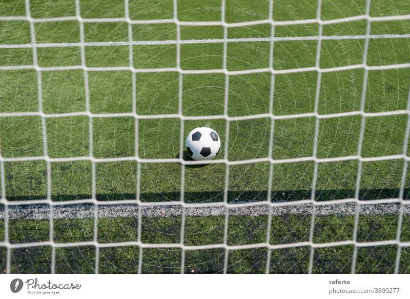 Vintage-Fussball auf grünem Fussballrasen gegen Netz Fußball Ball Tor Gras keine Menschen Hintergrund im Freien spielen Fußballfeld Platz niemand Spiel Sport