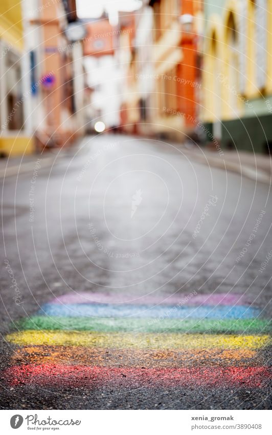 Regenbogen Farbe Kreide Straße Kindheit Kreativität Strassenmalerei Kinderspiel LGBT gay lesbisch Transgender Regenbogenfamilie regenbogenfarben