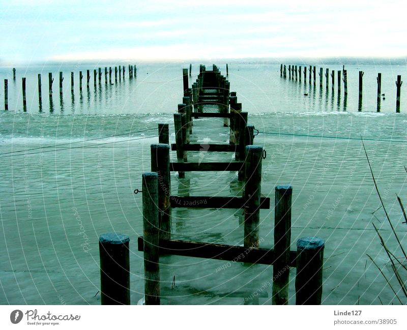 Steg im Winter Ammersee See kalt Wasser Eis