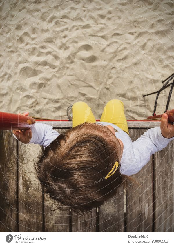 Mädchen sitzt auf Plattform eines Spielplatzes Kind Kleinkind Spielen Kindheit Farbfoto Lebensfreude Bewegung Mensch Außenaufnahme Freude Freizeit & Hobby Tag