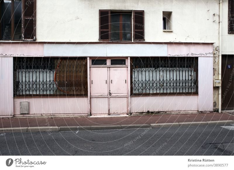 verschlossene tür und vergitterte fenster geschlossen verlassen schaufenster fassade zu architektur rollgitter geschäft laden ladenlokal gebäude einzelhandel