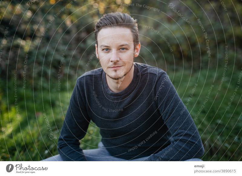 junger Mann draussen im Freien grün männlich Erwachsener Coolness Oberkörper Junger Mann Blick in die Kamera ernst