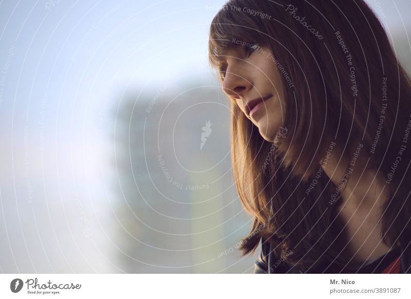 Verträumter Blick aus dem Fenster Junge Frau Kopf langhaarig brünett beobachten warten geduldig Optimismus schön träumen Traurigkeit nachdenklich Hoffnung