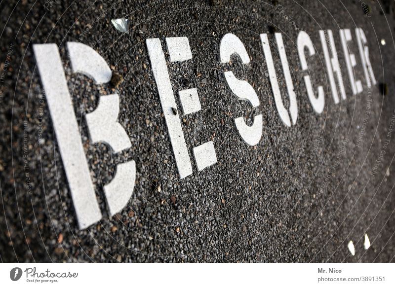 Besucher Asphalt Schriftzeichen Fußgänger Wege & Pfade Straße Gäste grau Wort Besucherparkplatz Schilder & Markierungen Hinweisschild Wegweiser Parkplatz