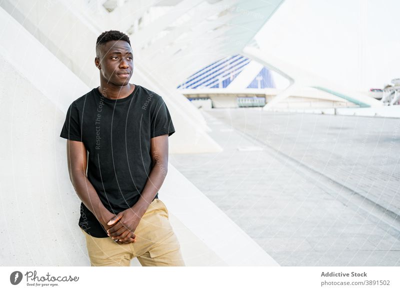 Hübscher schwarzer Mann stehend in städtischem Gebiet cool jung Großstadt lässig Outfit gutaussehend Stil modern Straße männlich ethnisch Afroamerikaner