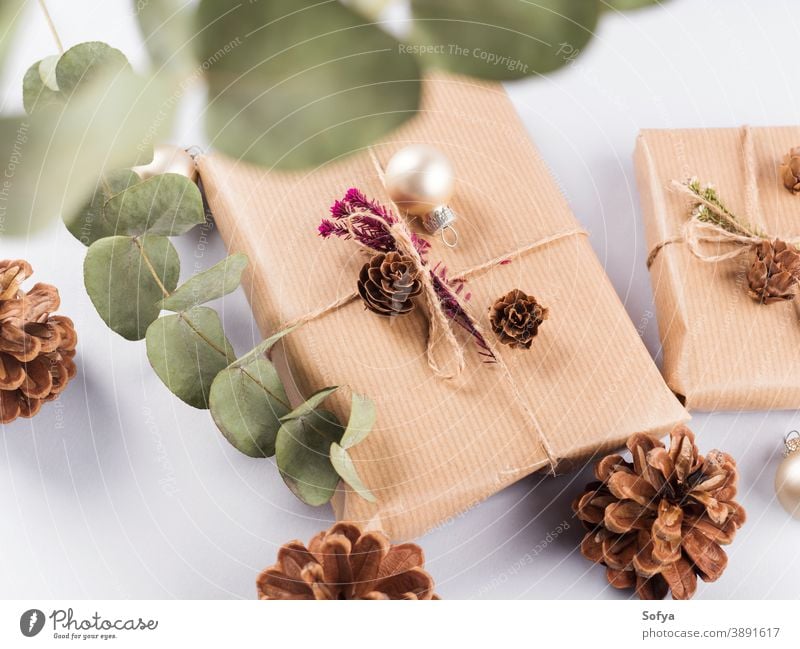 Festlich verpackte Weihnachtsgeschenke, Tannenzapfen Weihnachten Hintergrund Feiertag präsentieren eingewickelt Kasten Ast neu Jahr fröhlich Winter Baum